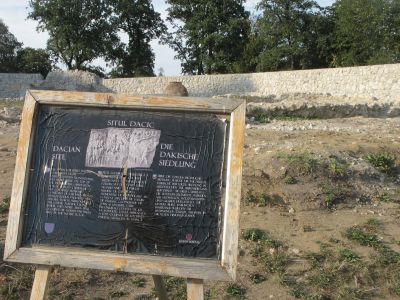 "Situl Dacic", det dako-rumänska arvet uppges vara närvarande även i Rosenau.