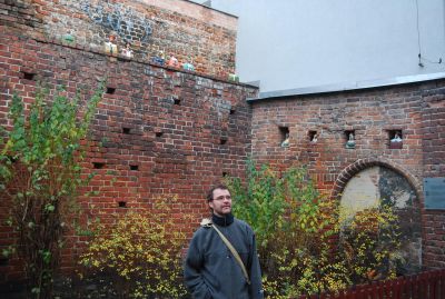 Dessa tegelmurar, prydda av trevliga figurer, utgör en del av de gamla stadsmurarna.