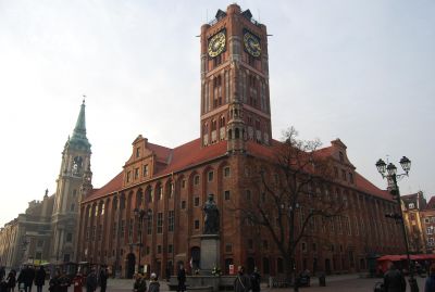 Det gotiska rådhuset, till vänster jesuiternas kyrka.