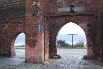 Utsikt över floden Wisła genom stadsportarna.