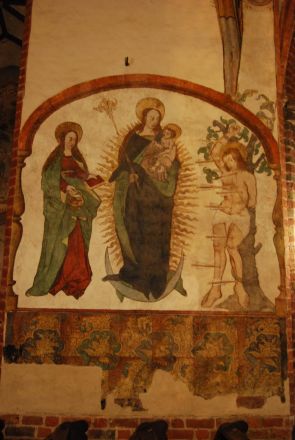 I Den helige Jakobs kyrka: till höger Den helige Sebastian, i mitten den till himlen upptagna Maria, till vänster Maria Magdalena.