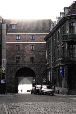 Utsikt över Wisła genom en av stadsportarna, här Klosterporten.