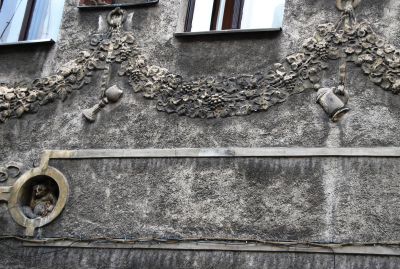 Detta renässanshus pryds av vin, öl samt en apa.