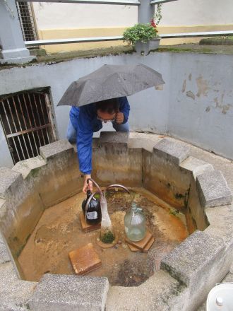 Eda Brod fyller på sitt förråd av vatten från Antun-källan i Julijev-parken.