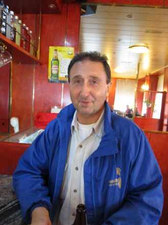 Eda Brod i ölstugan i Končanica (tjeckiska: Končenice). Vad vore en resa utan möten med människor?