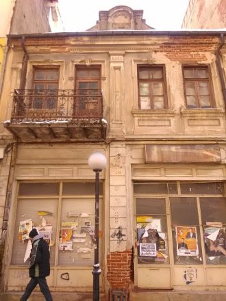 Hus som sett bättre dagar.