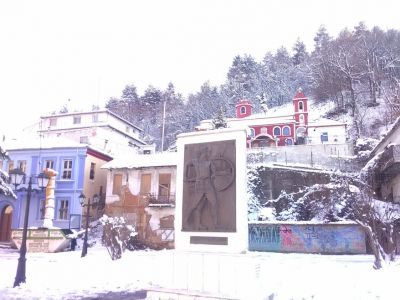 Naturen och ett konstverk.