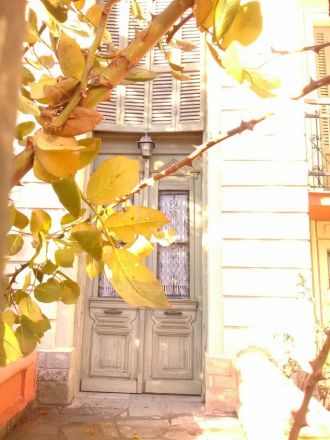 Äldre hus som ser ut att vara i gott skick.