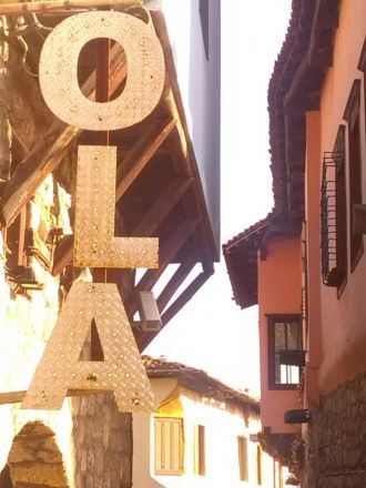 Föregående dag hade jag fått veta att Ola Magnell dött - en av de allra bästa. Bilden tagen i stadsdelen Kyriotissa.