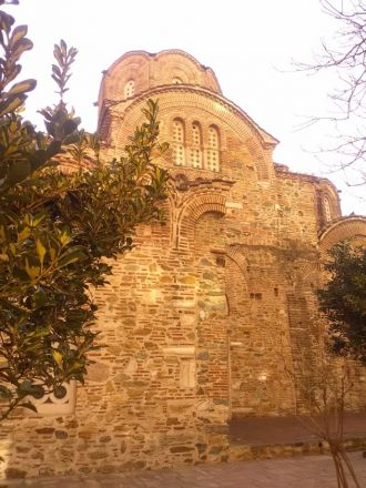 I närheten av Galerius rotunda ligger kyrkan Agios Panteleimon.