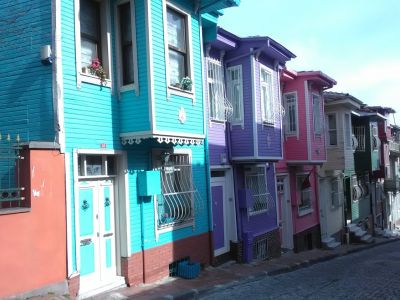 Färgglada hus inte så långt från Kariye-museet.