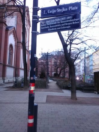 Ett torg i Wien uppkallat efter den romska konstnären Ceija Stojka (1933-2103). Hon överlevde Auschwitz, Ravensbrück och Bergen-Belsen.