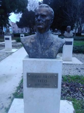 Övre bilden: monument i partisanparken, Pula. Nedre bilden: Josip Broz Tito.