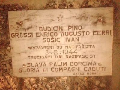Minnestavla i Rovinj över fyra män, däribland Pino Budicin, som mördades av ”nazifascisterna” den 8 februari 1944. ”Ära åt de fallna kamraterna”. Undertecknat: ”De stridandes förbund”.
