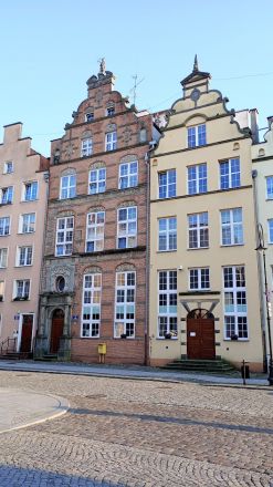 Två hus, på Mostowa, som ser ut att vara gamla på riktigt...