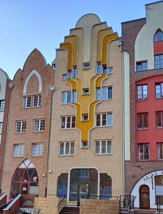 I grunden de gamla formerna - kombinerade med moderna, djärva utsmyckningar.