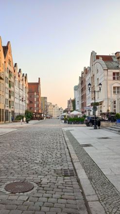 Med ryggen mot Brama Targowa ser Stary Rynek ut så här.