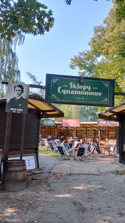 En matmarknad i närheten av borgen, uppkallad efter Bruno Schulz, författare bland annat till Kanelbutikerna.