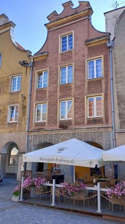 På parasollet: reklam för marsipan från Königsberg.