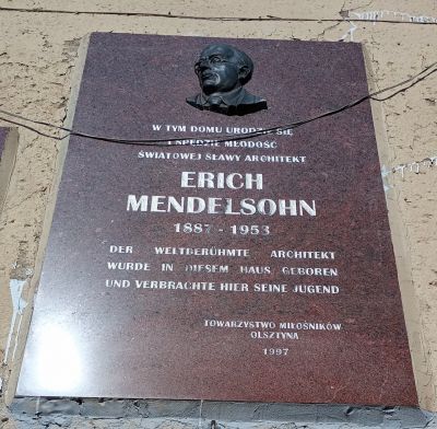 Skylt uppsatt på det hus där den världsberömde arkitekten Mendelssohn föddes.