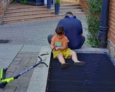 Ensamma tillsammans, utanför det gamla tidningshuset.