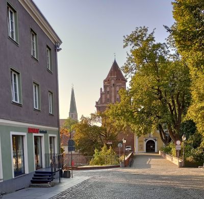 I bakgrunden slottet, till vänster garnisonskyrkan.