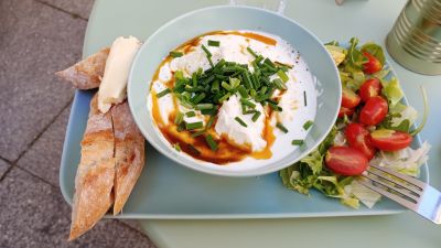 Frukost i Gamla stan. Ägg på turkiskt vis: Ciblir, pocherade ägg med vitlöksyoghurt.