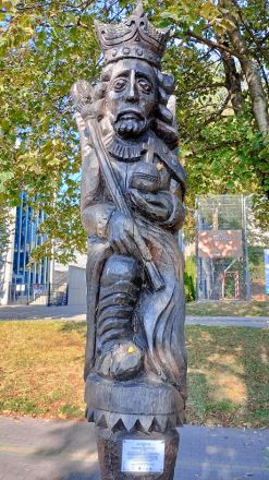 Kazimierz I Odnowiciel, härskare över Polen 1034-58, är en av många snidade kungligheter som smyckar den sjönära promenaden.