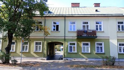 Ett av många låga hus i staden.