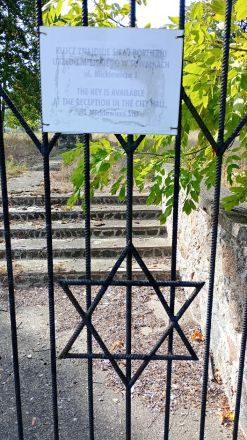 ...den låsta griden till den judiska avdelningen...