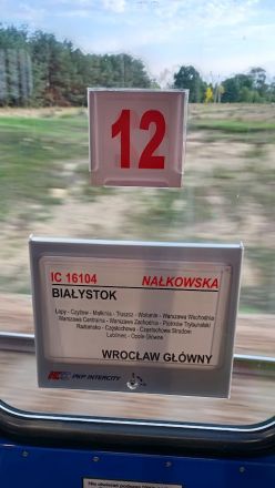 Białystok -&nbsp;Koluszki.&nbsp;Tåget bär den polska författaren Zofia Nałkowskas namn. På svenska finns en samling berättelser,&nbsp;Medaljonger, utgiven av Bokförlaget Faethon 2018.