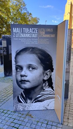 Utställning som visar nazisternas omflyttningar av människor till och från det så kallade Reichsgau Wartheland - ur barns perspektiv.