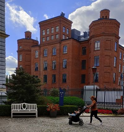 Till vänster: Herbsts fabriksnära palats.