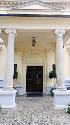 Herbsts palats, huvudentrén.