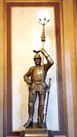 Stå rak, du ljusets riddarvakt! I Herbsts palats.