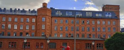 ...och mer av fabriksbyggnaden i bakgrunden.