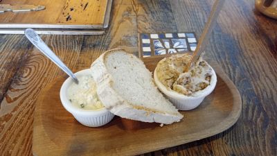 Bröd och smalc (ister), del av lunch på restaurang med traditionella polska rätter på menyn.