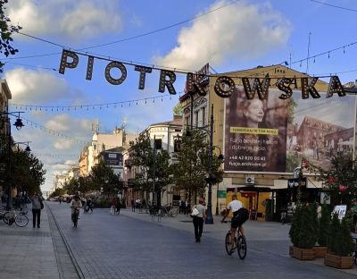 Piotrkowska - även kallad Pietryna eller Bigel - är en drygt 4 km lång gata.
