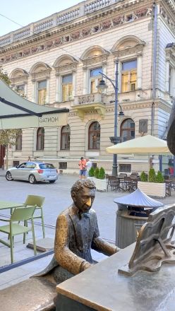 Artur Rubinstein (1887-1982), stadens son. I bakgrunden: Ukrainas konsulat i praktfullt hus.