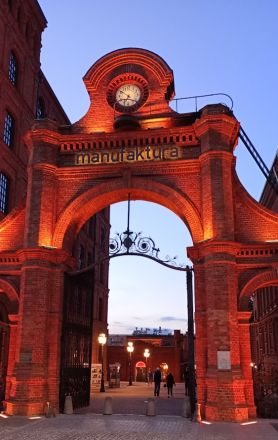 Manufaktura, intill fabrikör Izrael Poznańskis palats.