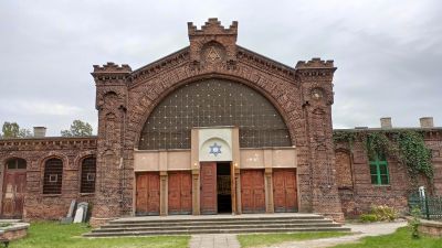 Huvudbyggnaden på begravningsplatsen.
