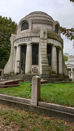 Fabrikör Poznańskis gravmonument på den judiska begravningsplatsen.