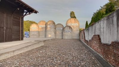 Namnen på sex koncentrationsläger.