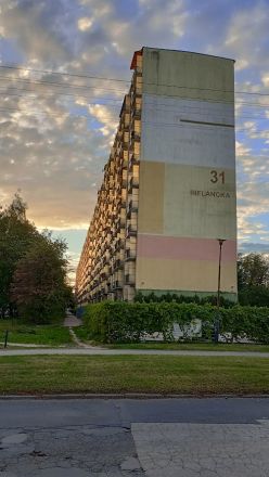 På väg från Radegast-stationen i det före detta judiska ghettot till centrum.