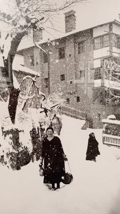 I bakgrunden Tositsa-residenset. Fotot är taget av Costas Balafas och visas på byns konstgalleri.