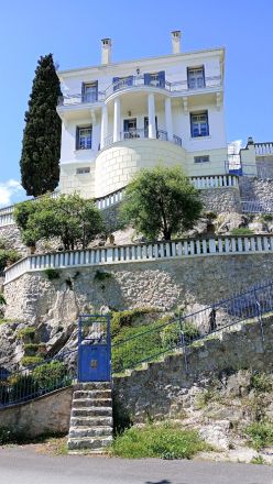 Villa med sjöutsikt i närheten av Doltso-kvarteret.