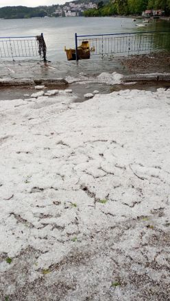 ... och därefter haglade det.