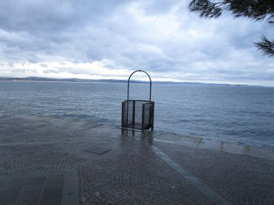 Trieste ligger till vänster på kuststräckan vi ser på andra sidan vattnet.