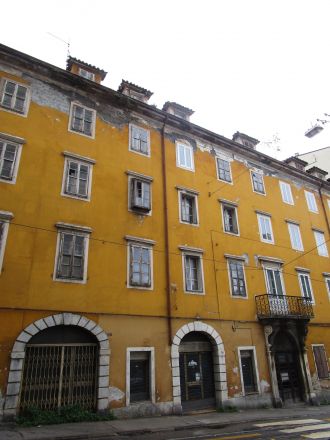 Via Martiri della Libertà igen. Ett avbrott från alla tunga, nyklassicistiska byggnader.