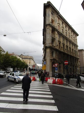 På den breda Via Giosué Carducci söder om Piazza Oberdan.